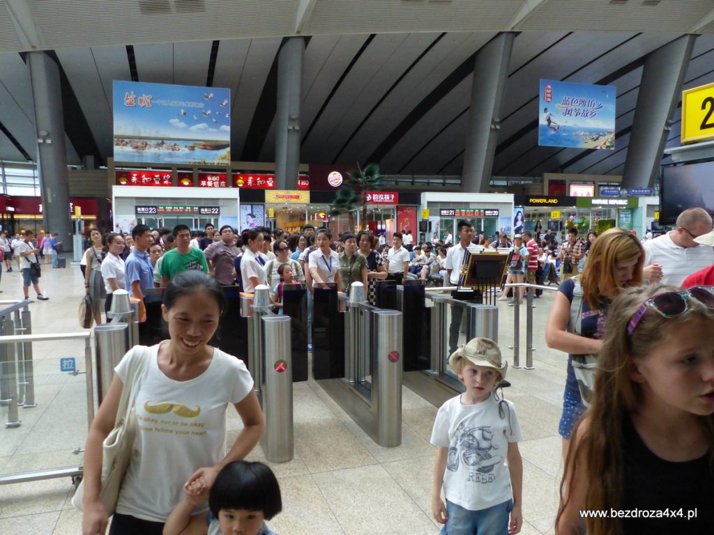 Ворота на платформу - вы можете войти только в конкретный поезд - как в аэропорту   Мы идем на платформу   Китайский пассажирский поезд