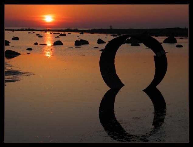 根据毕达哥拉斯的说法，8号是和谐的象征，是一个神圣的数字，也意味着三维和稳定。 这个数字长期以来与神圣的正义或命运必然性的象征有关。 这就是为什么在占星术中，数字8象征着土星，也被称为命运行星。