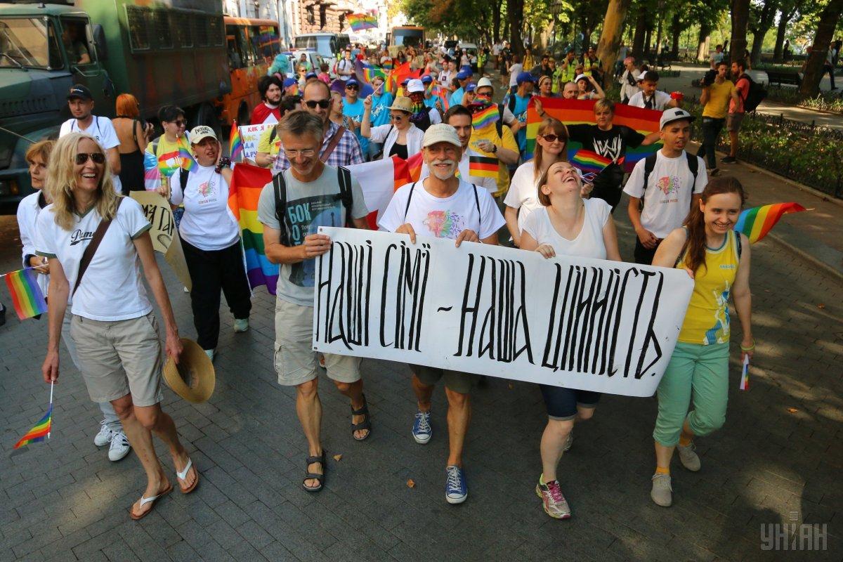 Также в центре города собрались защитники традиционных семейных ценностей