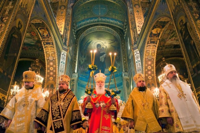 Несогласованности начинаются на первом же важном вопросе - кто должен возглавить новую Православную Церковь в Украине