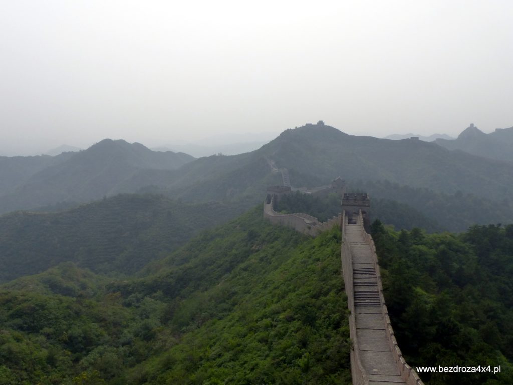 Это место, где Великая китайская стена прекрасно расположена на вершинах гор, оригинал почти на 80%, а интенсивность туристического движения для Китая незначительна